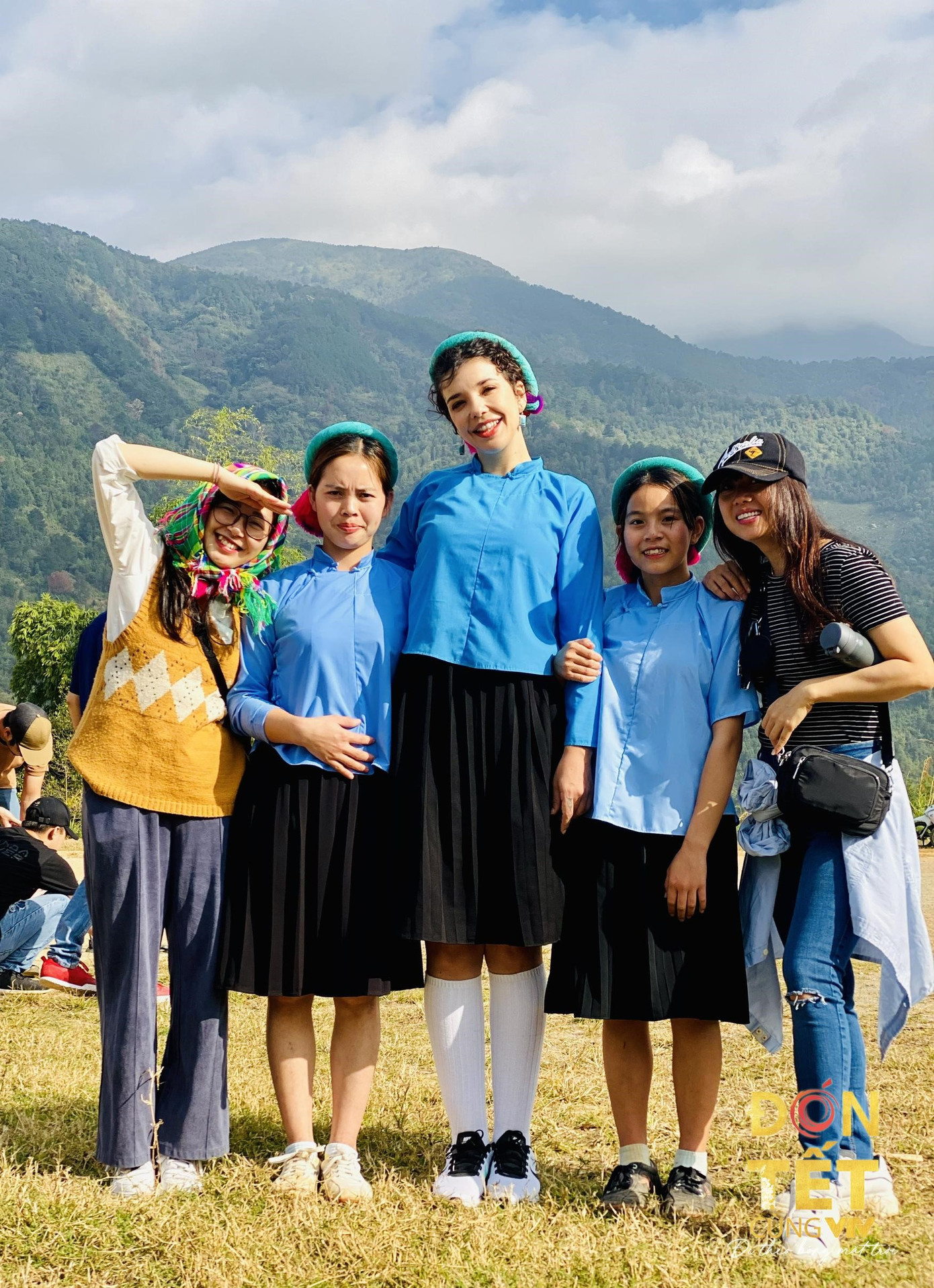 Hoa hậu H'Hen Niê và loạt nghệ sĩ nổi tiếng tham gia Đón Tết cùng VTV 2021 - Đi theo bóng Mặt trời ảnh 4