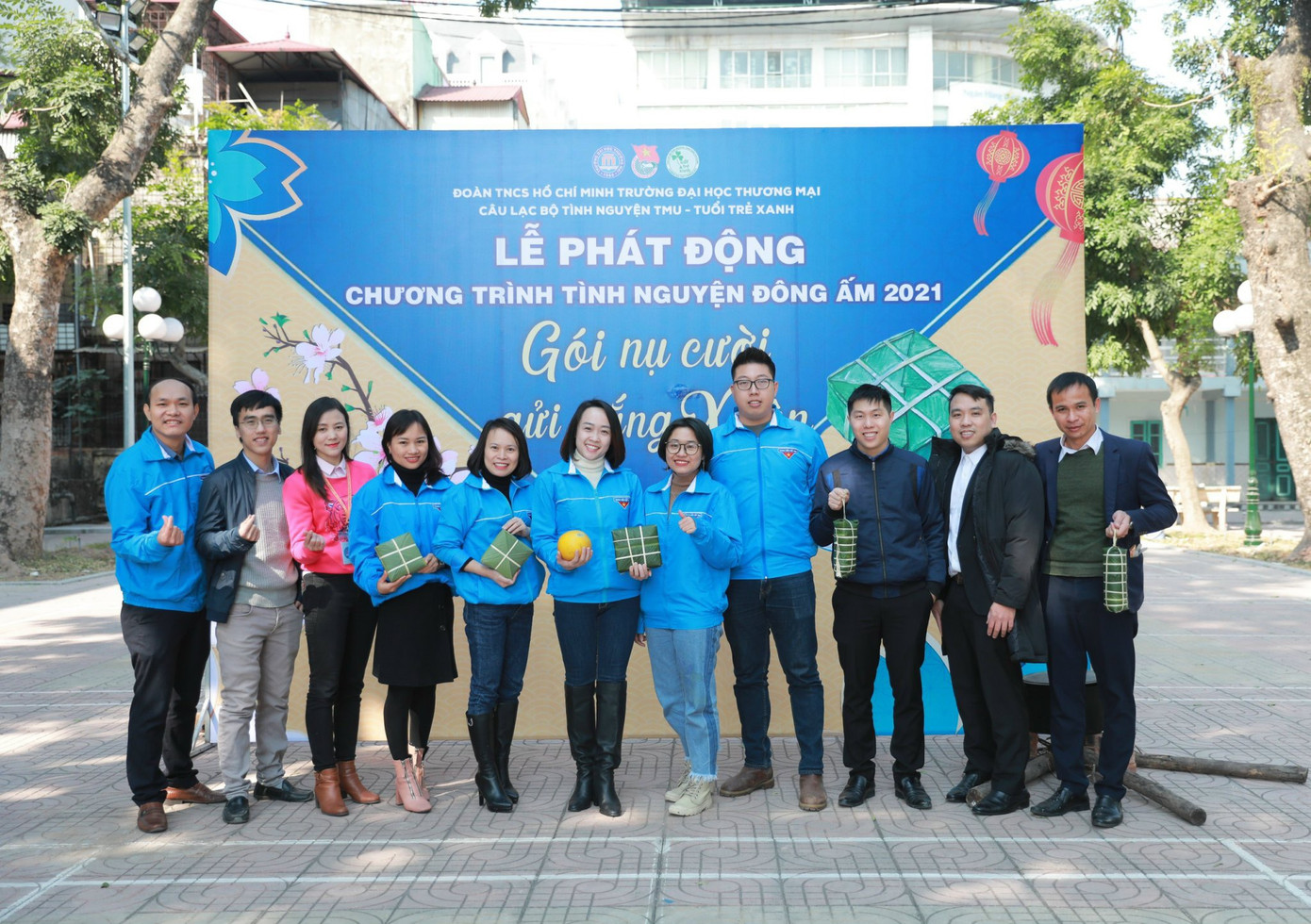 “Gói nụ cười, gửi nắng xuân” - chương trình “Đông Ấm” của tuổi trẻ ĐH Thương Mại ảnh 6