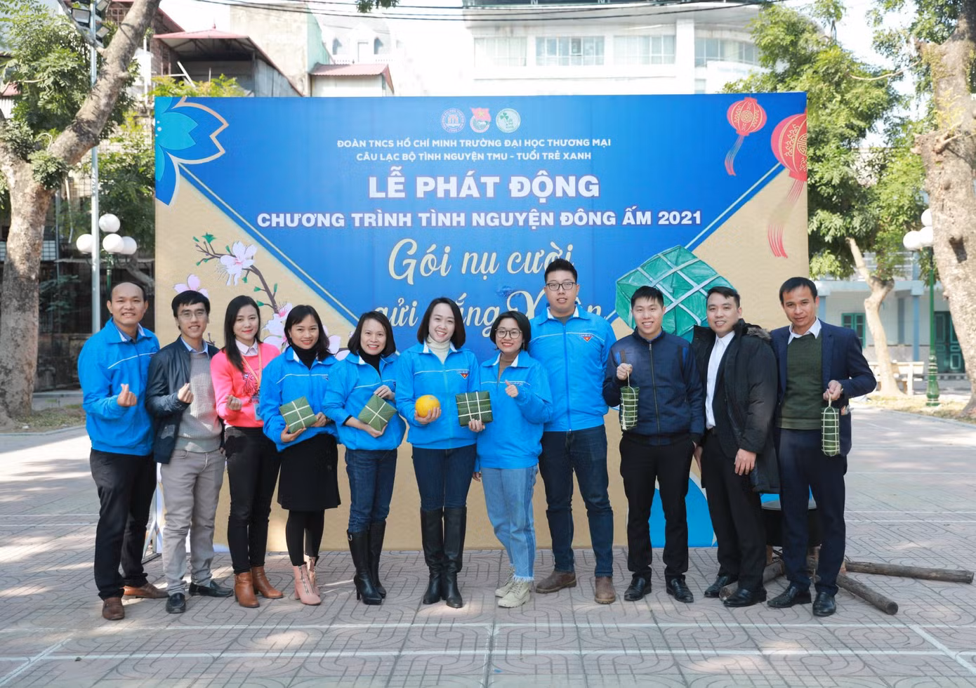 “Gói nụ cười, gửi nắng xuân” - chương trình “Đông Ấm” của tuổi trẻ ĐH Thương Mại ảnh 6
