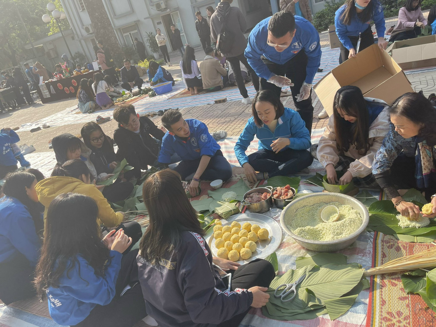 “Gói nụ cười, gửi nắng xuân” - chương trình “Đông Ấm” của tuổi trẻ ĐH Thương Mại ảnh 4