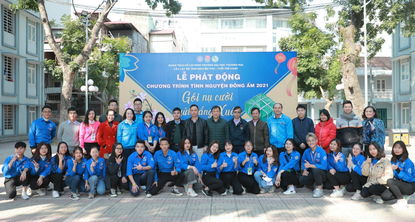 “Gói nụ cười, gửi nắng xuân” - chương trình “Đông Ấm” của tuổi trẻ ĐH Thương Mại ảnh 7