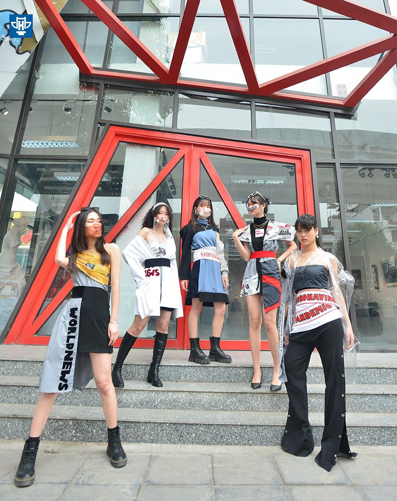 Thời trang phòng chống dịch COVID-19 “độc lạ” của sinh viên trường ĐH Kiến trúc Hà Nội ảnh 2