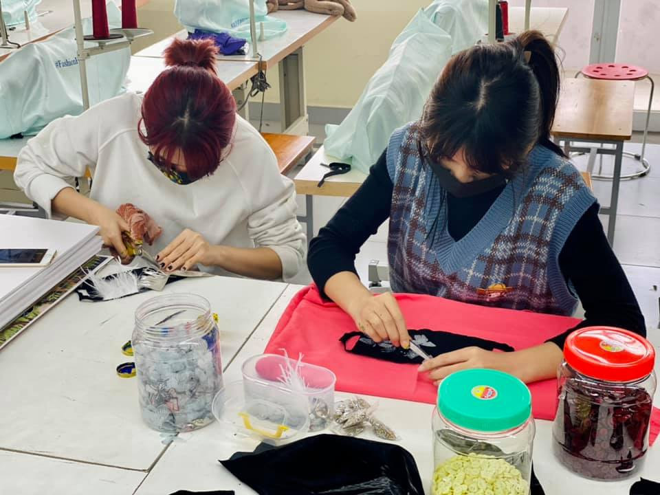 Thời trang phòng chống dịch COVID-19 “độc lạ” của sinh viên trường ĐH Kiến trúc Hà Nội ảnh 7