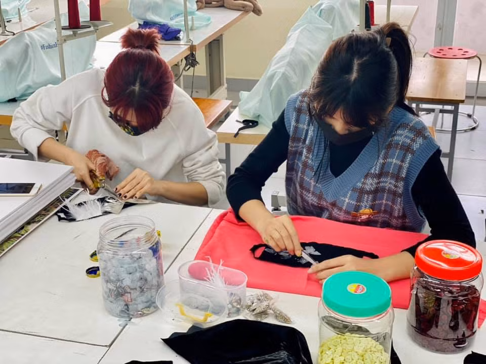 Thời trang phòng chống dịch COVID-19 “độc lạ” của sinh viên trường ĐH Kiến trúc Hà Nội ảnh 7