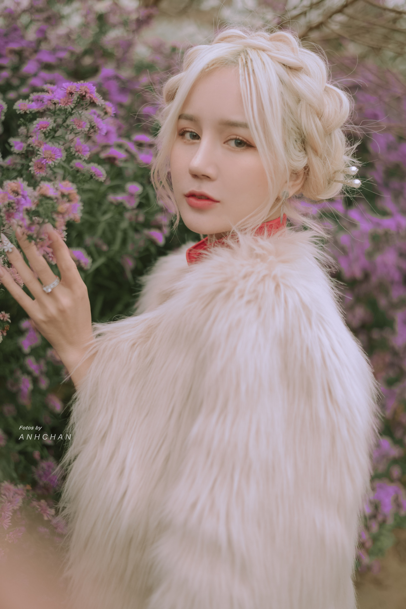 Hot girl Nghệ An có mái tóc bạch kim được mệnh danh “Thần tiên tỷ tỷ” phiên bản Việt mặc đồ gì đi chơi Tết? ảnh 1