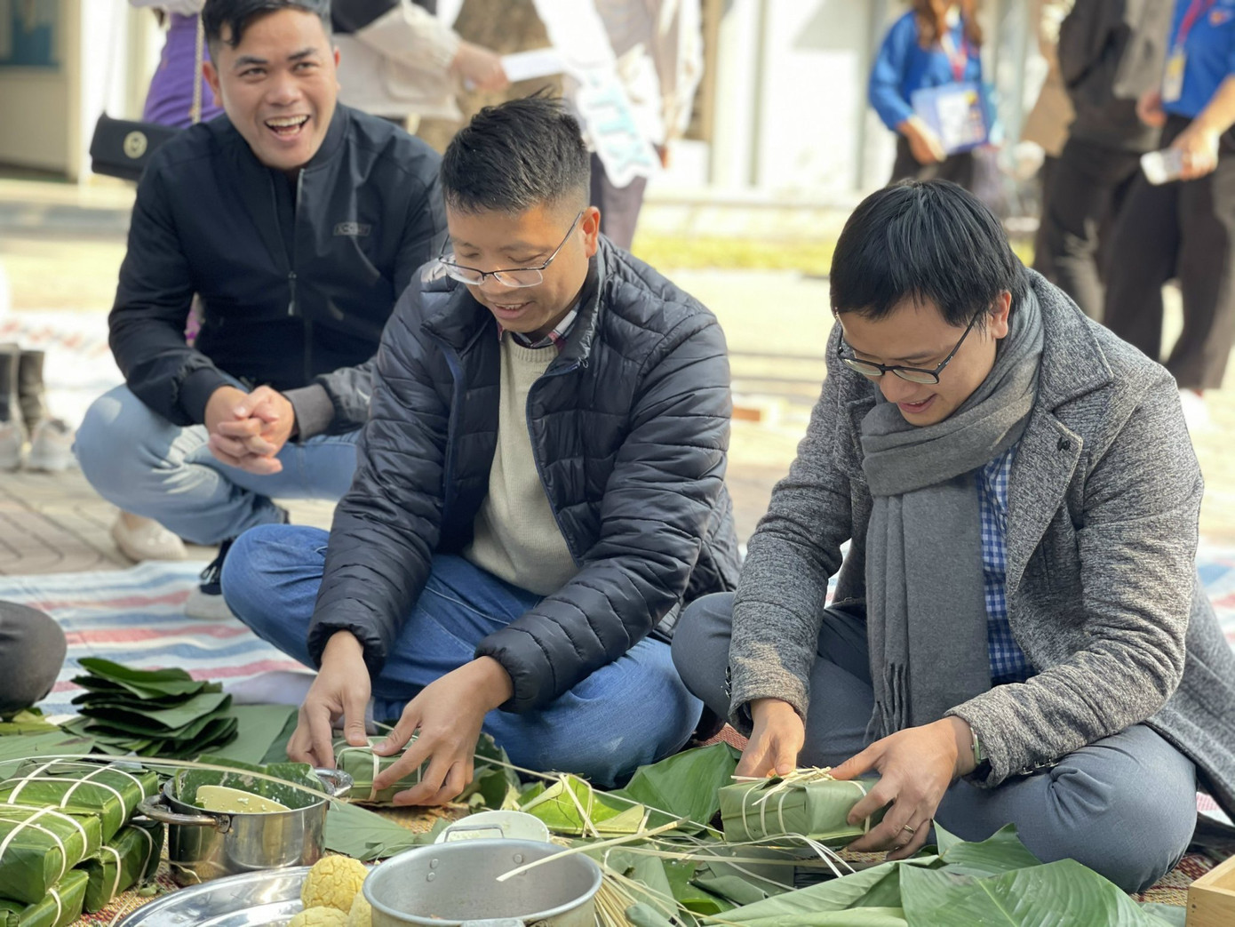 “Gói nụ cười, gửi nắng xuân” - chương trình “Đông Ấm” của tuổi trẻ ĐH Thương Mại ảnh 5