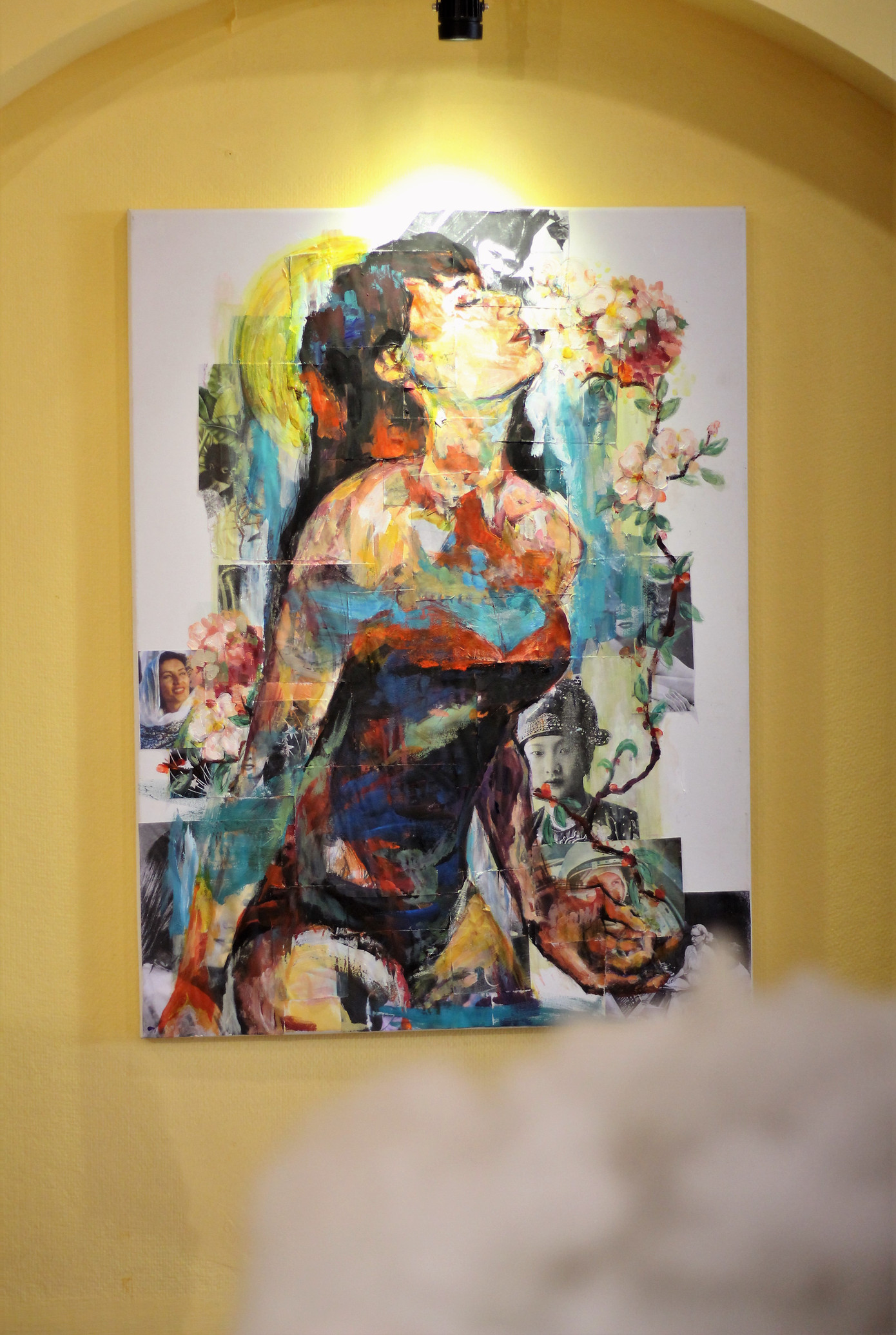 Vẻ đẹp ấn tượng của phụ nữ Việt qua triển lãm nghệ thuật của sinh viên trường Báo ảnh 1