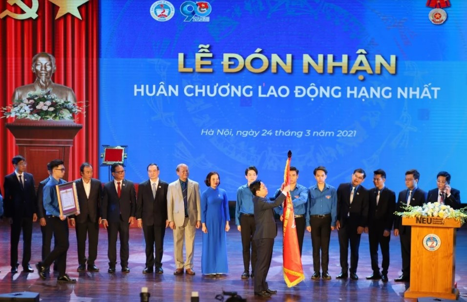 Đại học Kinh tế Quốc dân nhận Huân chương Lao động hạng Nhất ảnh 2