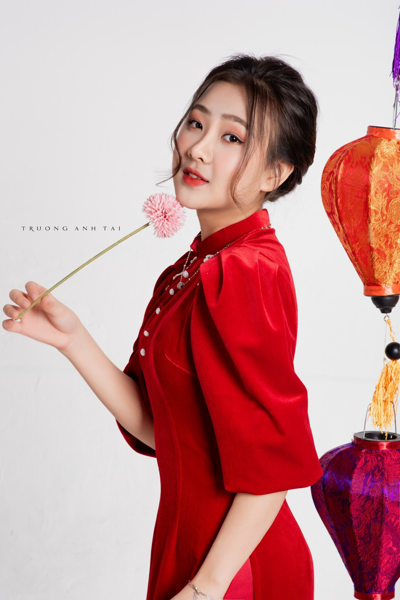Ngắm nhìn bộ ảnh lung linh sắc đỏ của nữ sinh Đại học Thăng Long xinh như búp bê ảnh 3