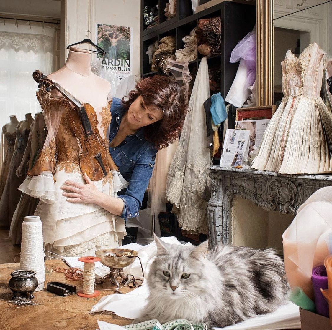 Nhà thiết kế Pháp ‘biến’ sách cũ thành váy dạ hội kiêu sa ảnh 1