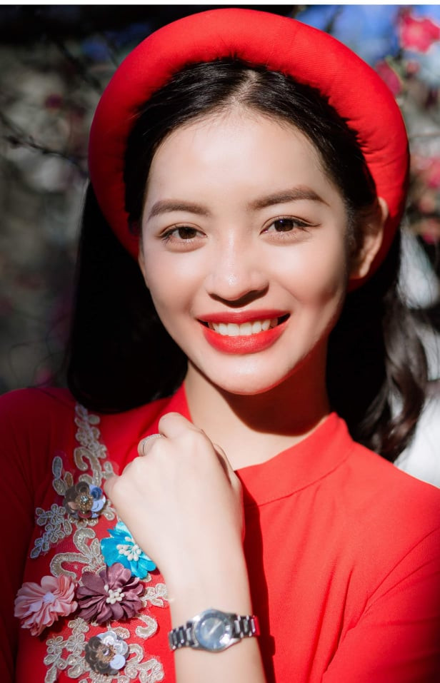 Nữ sinh điện ảnh xinh đẹp bên tà áo dài cách tân ngày Tết ảnh 1