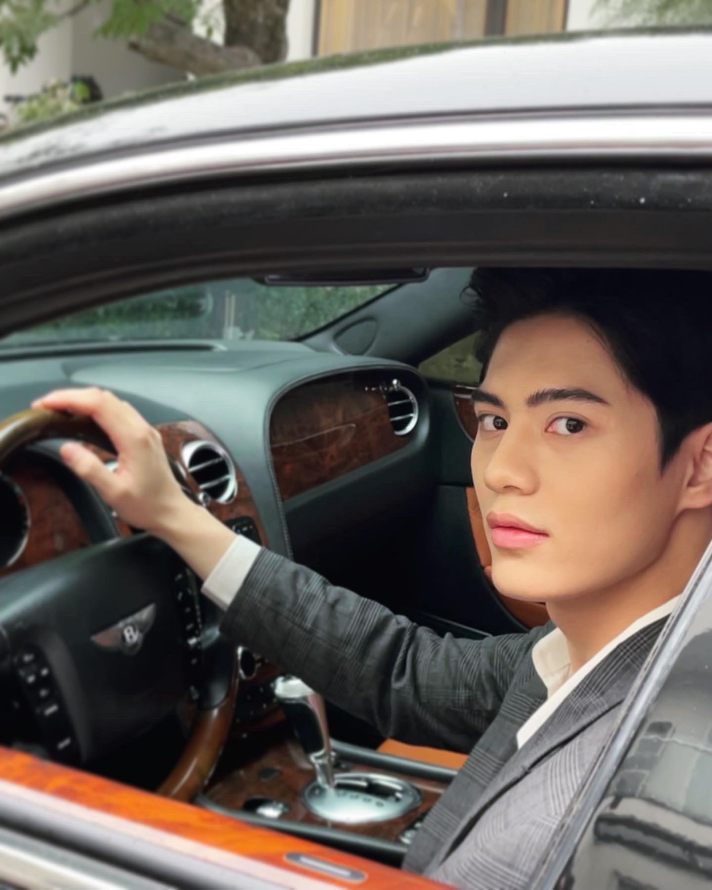 Trai đẹp 9X lọt vào “mắt xanh” của hội chị em khi xuất hiện trong MV mới của Hương Ly ảnh 6