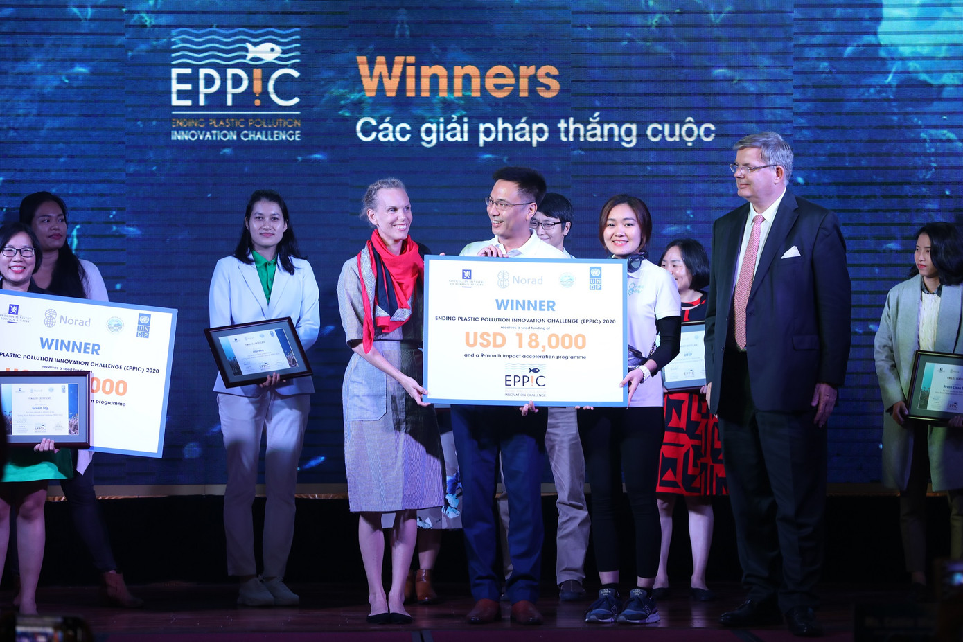 Là một trong những người giành chiến thắng Thử thách sáng tạo giảm thiểu ô nhiễm rác thải nhựa của UNDP, nhà sáng lập và là giảng viên tại Đại học RMIT thầy Nguyễn Hữu Nhân (cầm bảng Winner trong hình) đã nhận được khoản tài trợ 18.000 đô la Mỹ để thực hiện sáng kiến ở Vịnh Hạ Long Ý tưởng khởi nghiệp chung tay chống rác thải nhựa ở Việt Nam ảnh 1