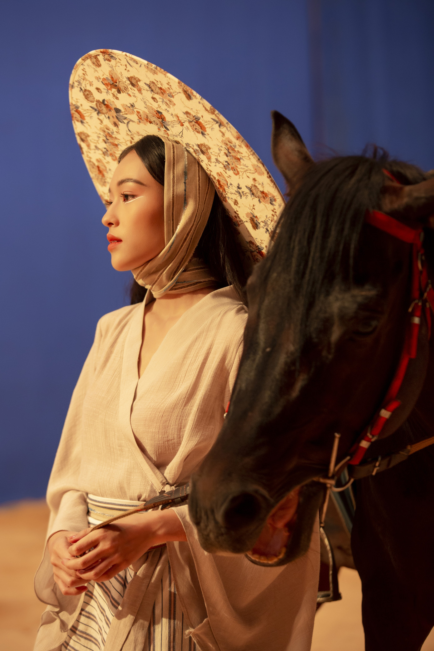 Nữ chính trong MV mới của Erik được netizen săn lùng bởi gương mặt đẹp tựa hoa đán ảnh 4