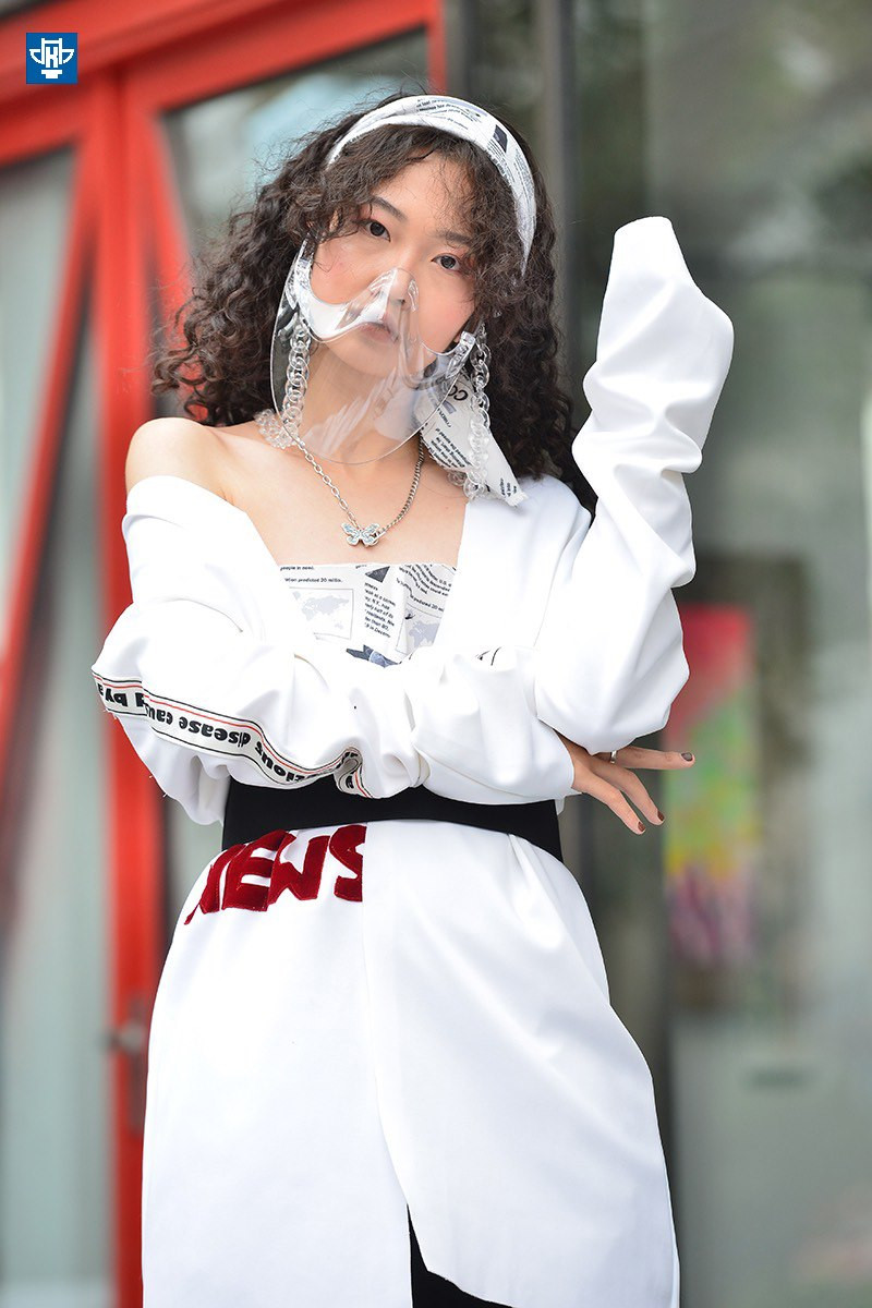 Thời trang phòng chống dịch COVID-19 “độc lạ” của sinh viên trường ĐH Kiến trúc Hà Nội ảnh 3