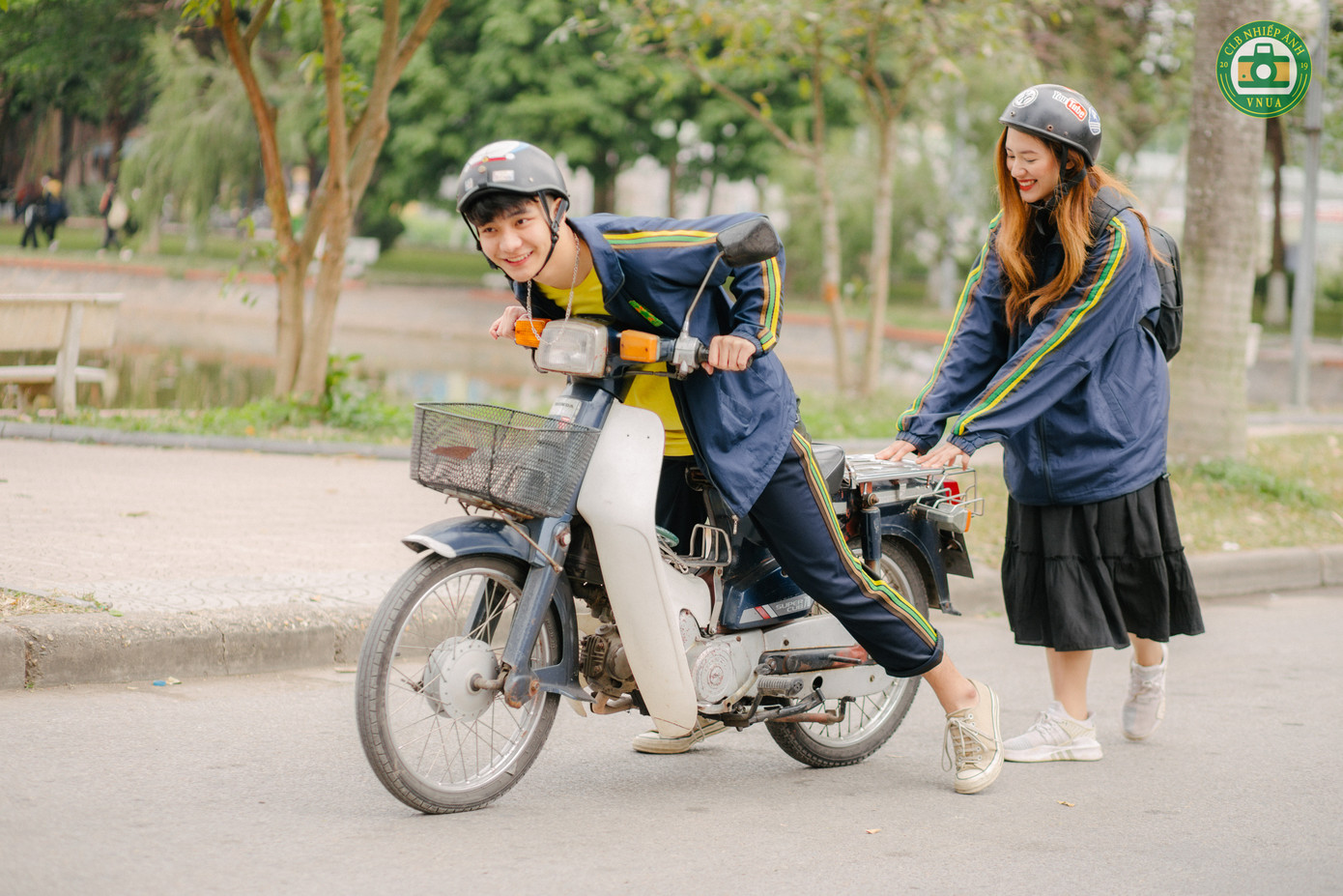 Nam sinh Học viện Nông nghiệp hóa “tiểu thịt tươi” trong đồng phục trường ảnh 2