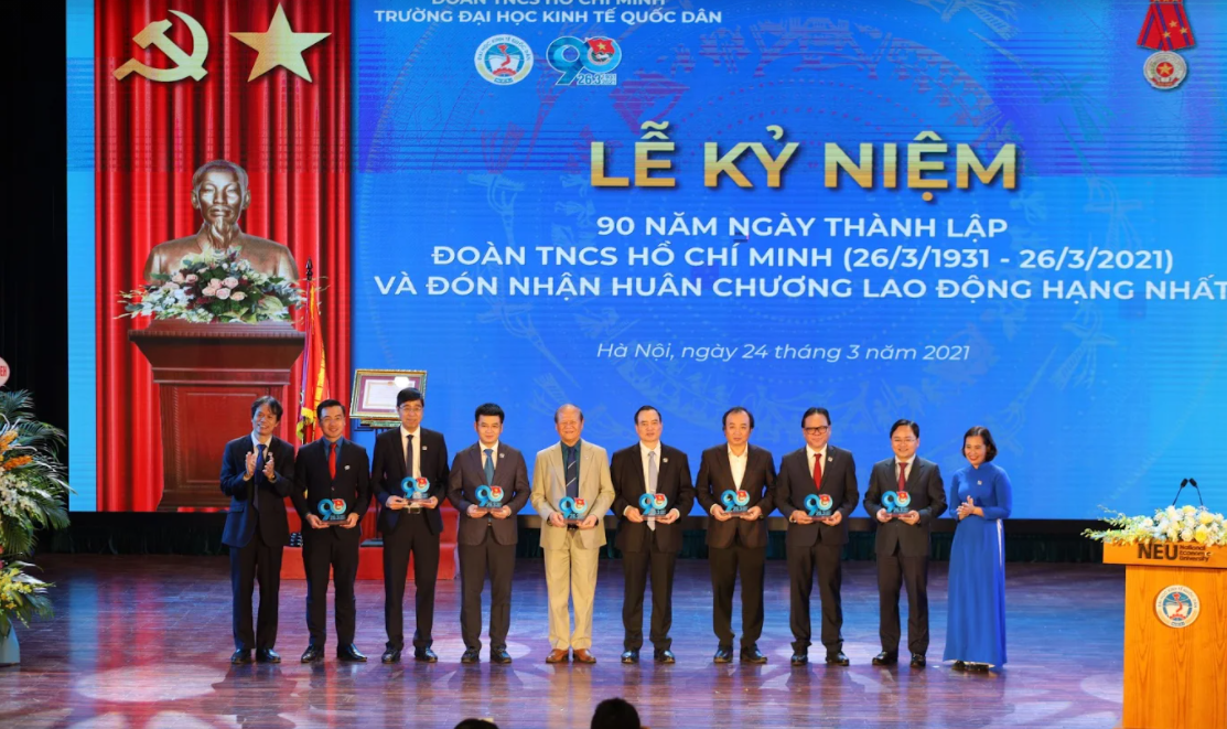Đại học Kinh tế Quốc dân nhận Huân chương Lao động hạng Nhất ảnh 1