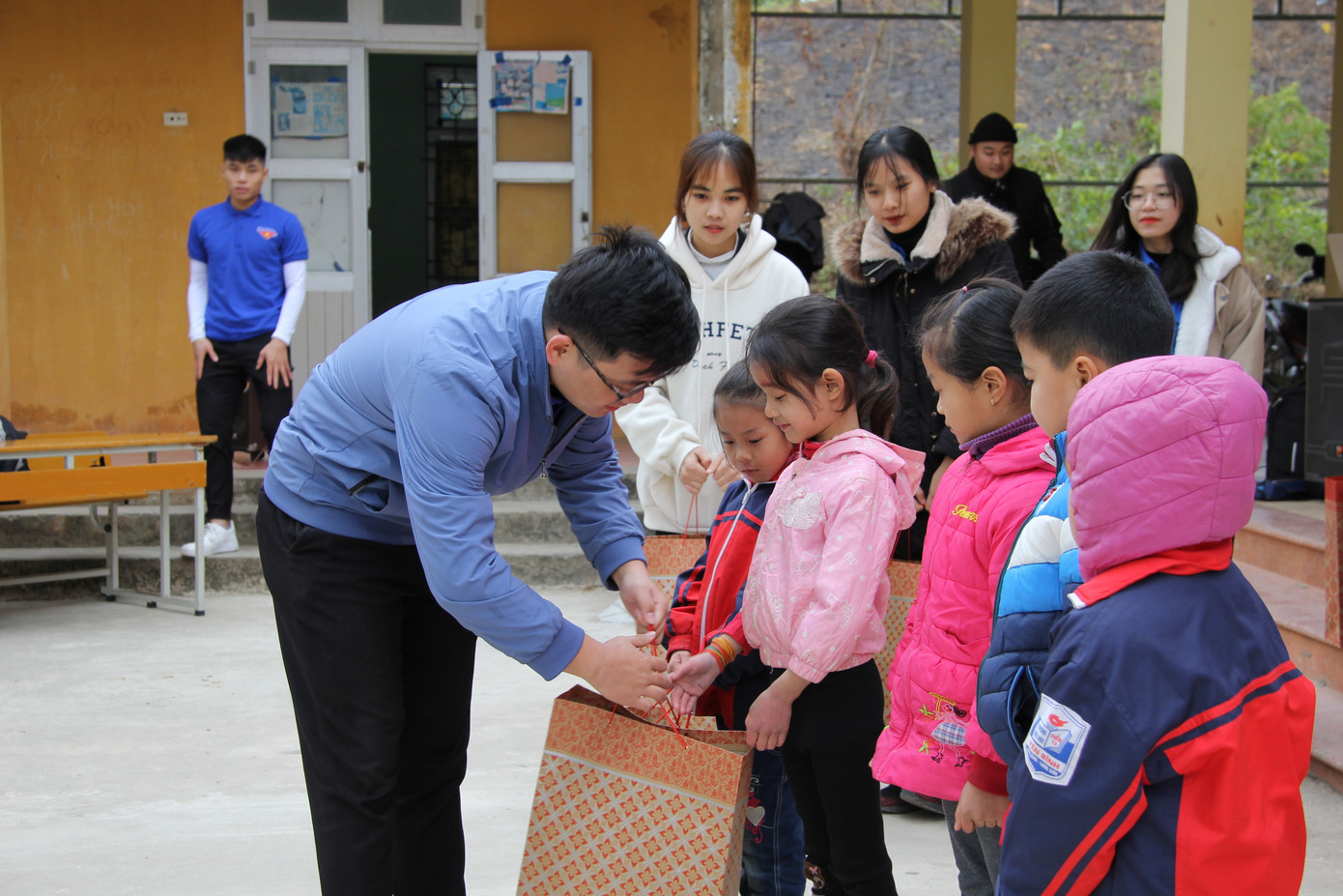 Ấm áp chương trình “Đông ấm xứ Lạng, quà Tết cho em“ ảnh 3