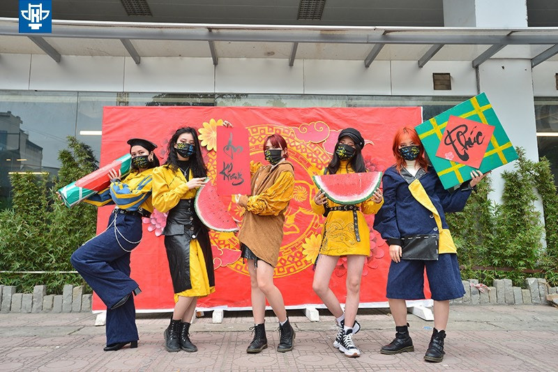 Thời trang phòng chống dịch COVID-19 “độc lạ” của sinh viên trường ĐH Kiến trúc Hà Nội ảnh 6