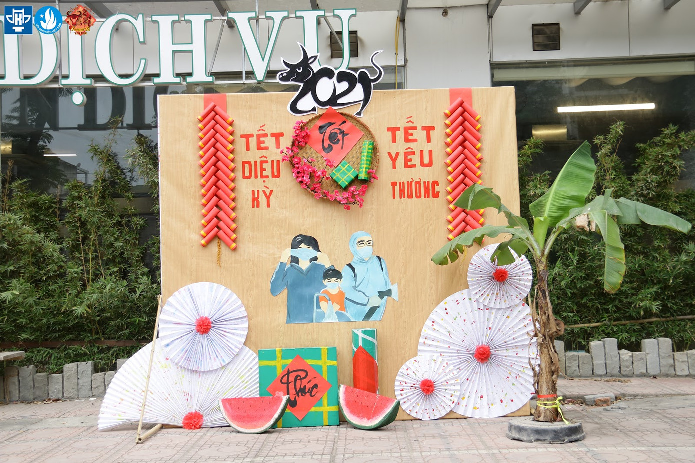 Thời trang phòng chống dịch COVID-19 “độc lạ” của sinh viên trường ĐH Kiến trúc Hà Nội ảnh 1