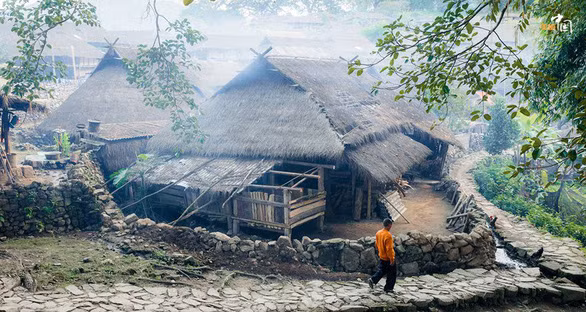 Làng du lịch nổi tiếng với nhà rơm- “bộ lạc nguyên thủy” cuối cùng bị lửa biến thành tro ảnh 2