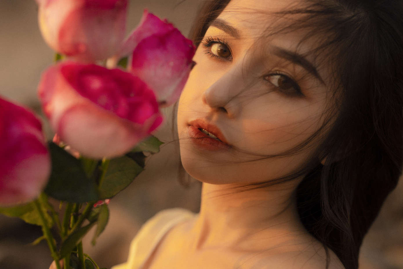 Vẻ đẹp hút hồn của hot girl Đắk Lắk dưới ánh hoàng hôn ảnh 2