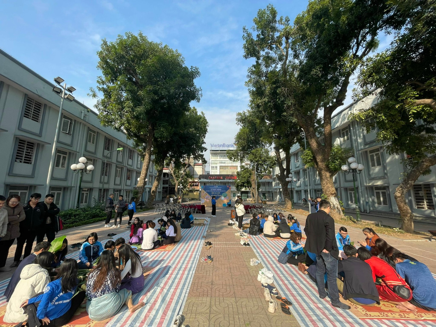 “Gói nụ cười, gửi nắng xuân” - chương trình “Đông Ấm” của tuổi trẻ ĐH Thương Mại ảnh 3