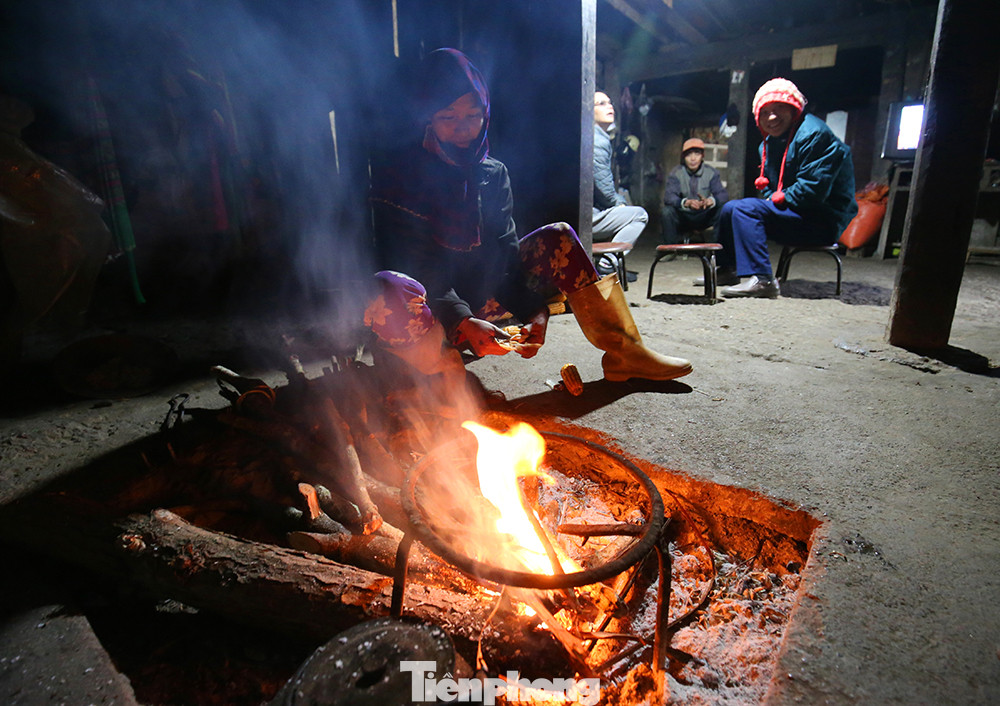 Hà Giang rét tê tái, người dân nổi lửa sưởi ấm cho gia súc ảnh 12