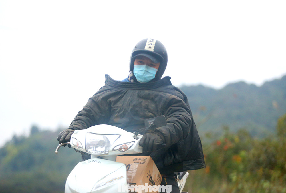 Hà Giang rét tê tái, người dân nổi lửa sưởi ấm cho gia súc ảnh 3