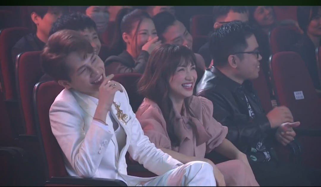 Hình ảnh thân thiện của cặp nghệ sĩ ghi điểm trong lòng công chúng. Hòa Minzy đăng ảnh cùng Jack, khẳng định ở lại đến hết lễ trao giải Làn Sóng Xanh ảnh 4