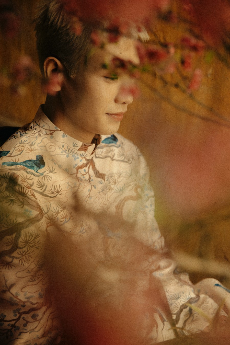 Quân A.P cuốn hút với tóc bạch kim, diện áo dài đón Tết chuẩn trai Hà Nội ảnh 2