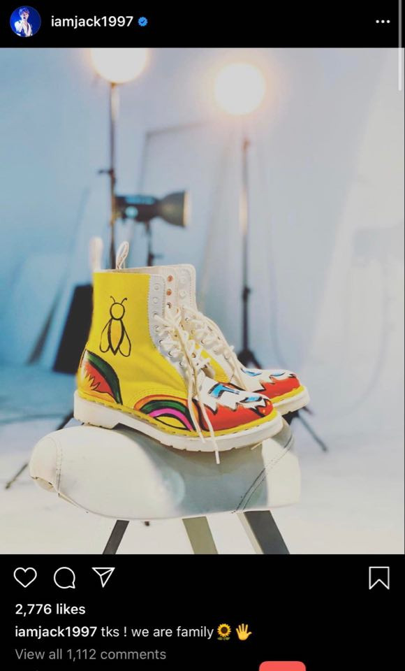 Jack khoe đôi giày có hình vẽ đom đóm rõ to cùng thông điệp cám ơn fan ảnh 1