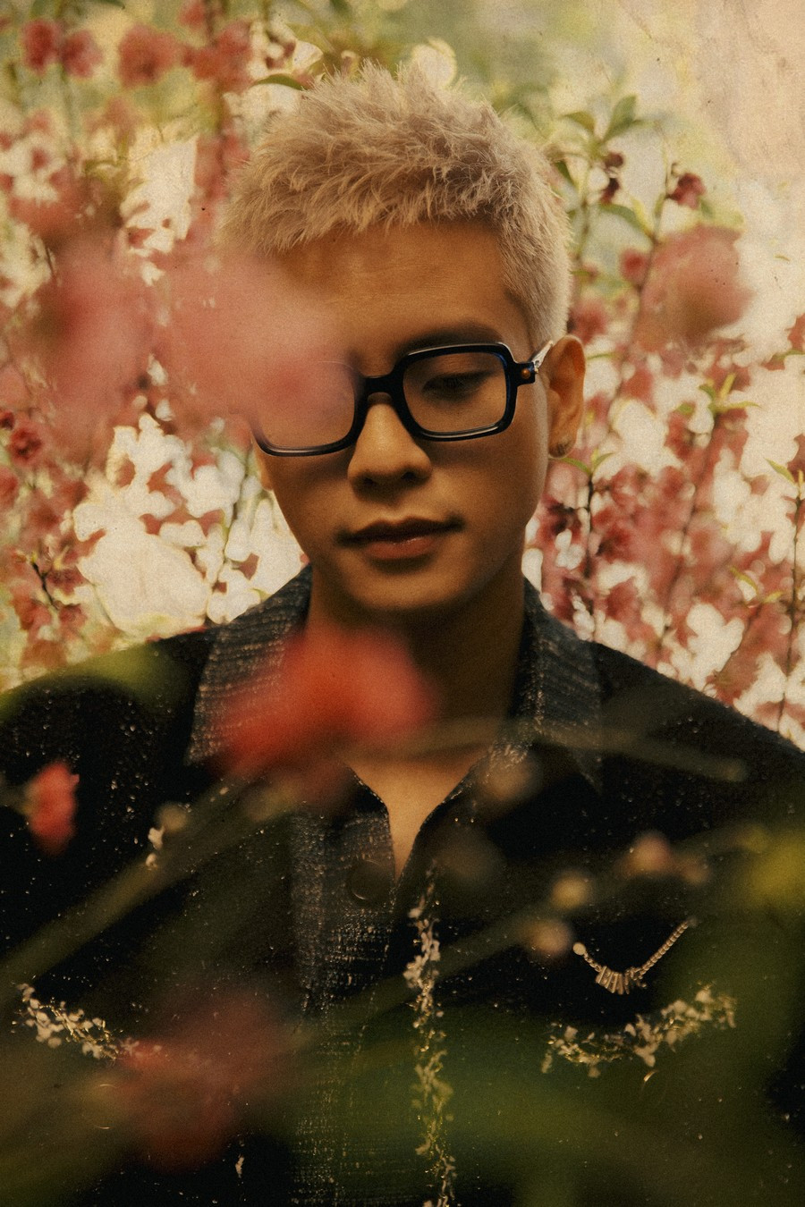 Quân A.P cuốn hút với tóc bạch kim, diện áo dài đón Tết chuẩn trai Hà Nội ảnh 4