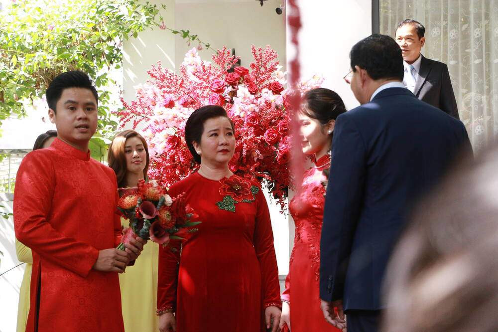 Khoảnh khắc bà Xuân Trang xúc động tiễn con gái về nhà chồng. Đám cưới của Primmy Trương - Phan Thành: Đưa đón bằng siêu xe, phù dâu là Hoa hậu ảnh 6