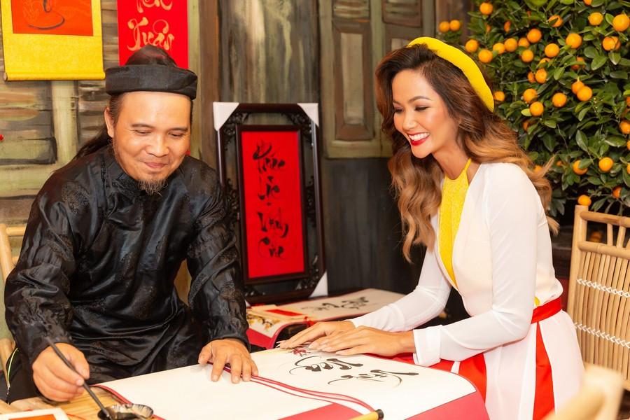 Hoa hậu H'Hen Niê rủ Khánh Vân du Xuân đầu năm, diện áo tứ thân cực lộng lẫy ảnh 2