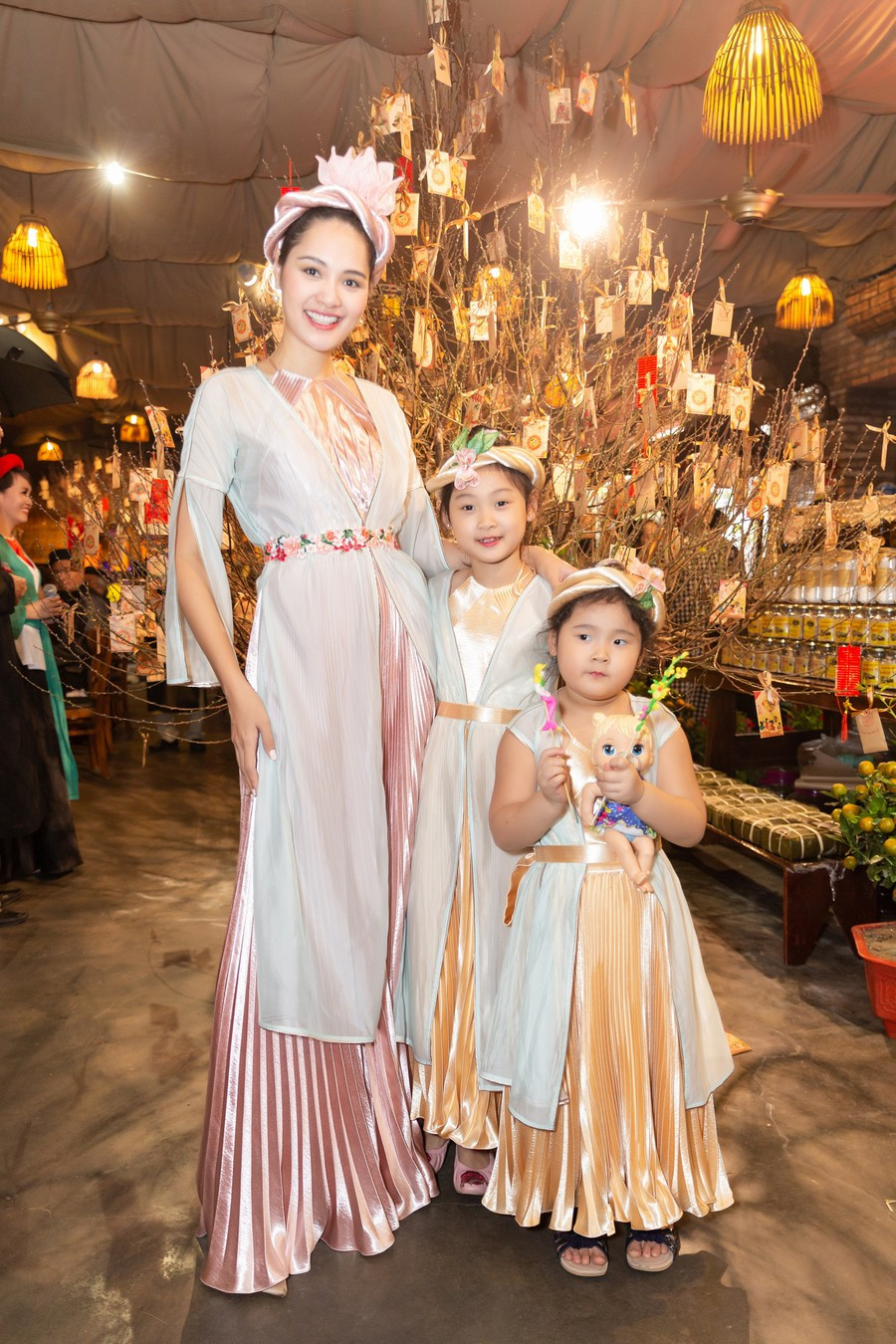 Hoa hậu H'Hen Niê rủ Khánh Vân du Xuân đầu năm, diện áo tứ thân cực lộng lẫy ảnh 5