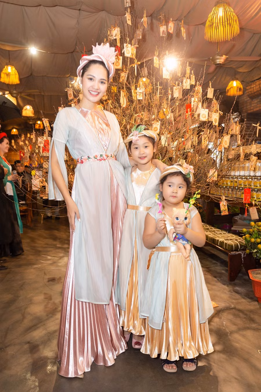 Hoa hậu H'Hen Niê rủ Khánh Vân du Xuân đầu năm, diện áo tứ thân cực lộng lẫy ảnh 5