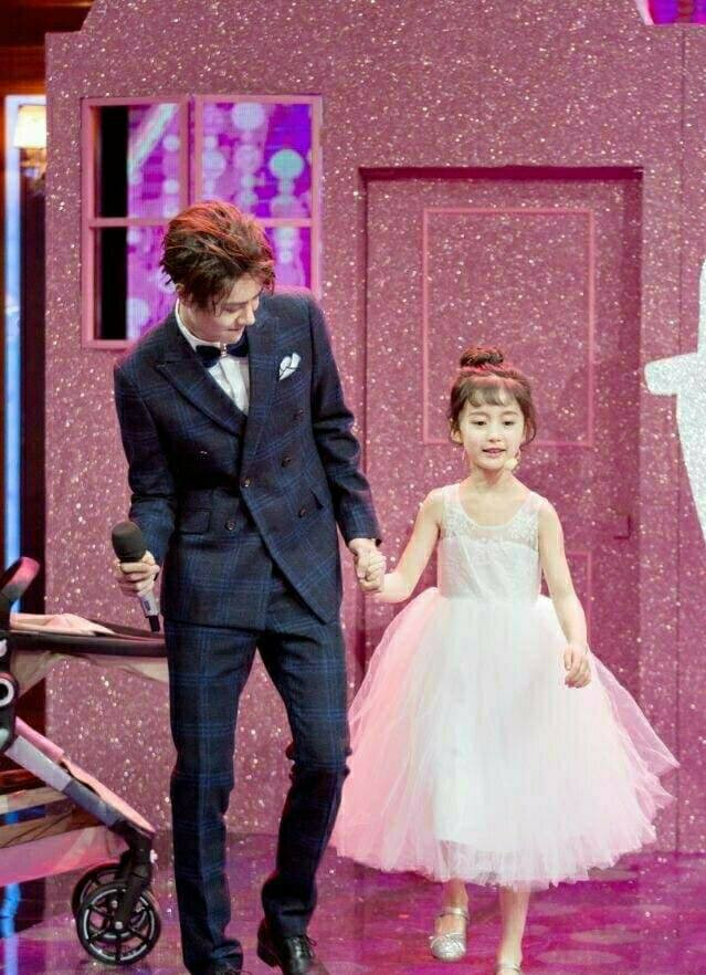 Mới 11 tuổi nhưng “tiểu mỹ nhân” này đã đứng chung sân khấu với TFBOYS, Vương Nhất Bác ảnh 5