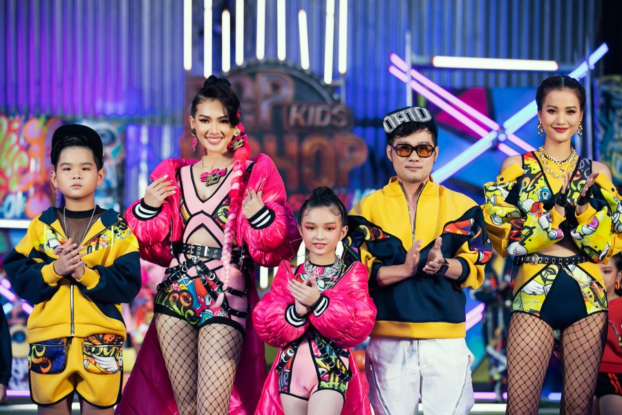 Cựu người mẫu Anh Thư giữ vững phong độ sau một thời gian dài không xuất hiện trên sàn runway. H’Hen Niê tết tóc cực chất, Thanh Hằng “catwalk bằng mô tô” trong show thời trang Hip-Hop ảnh 5