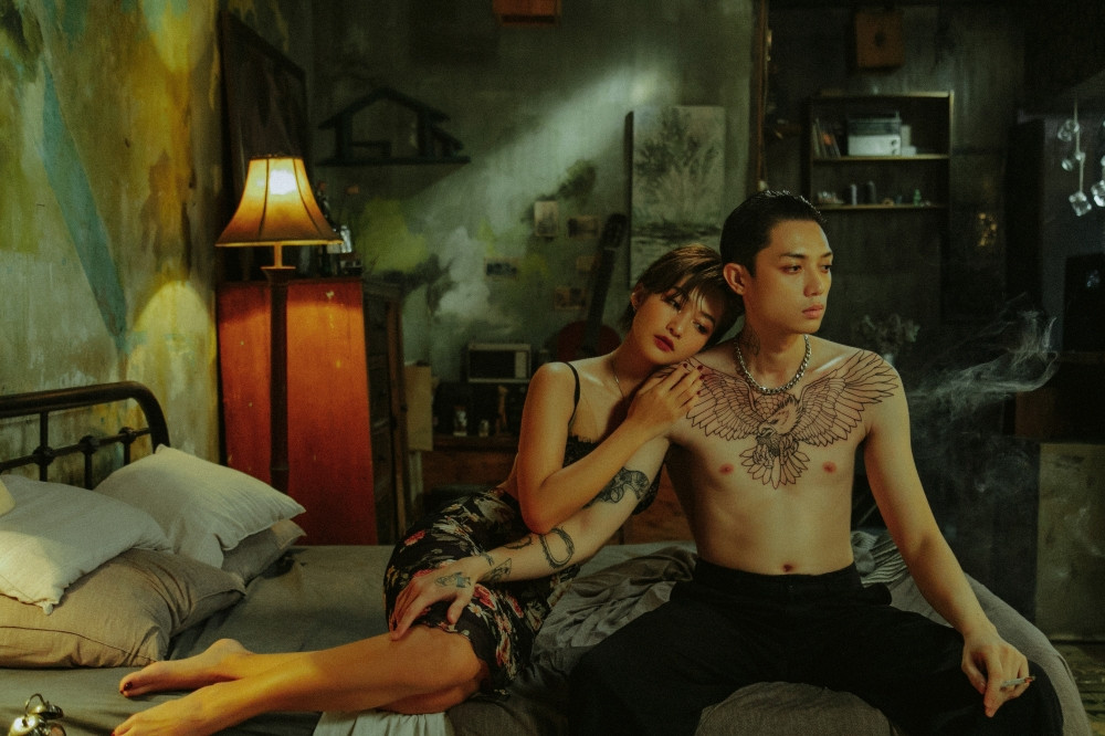 Cắt phăng mái tóc dài, Khả Ngân gây tò mò với tạo hình mới trong MV đậm mùi drama ảnh 2