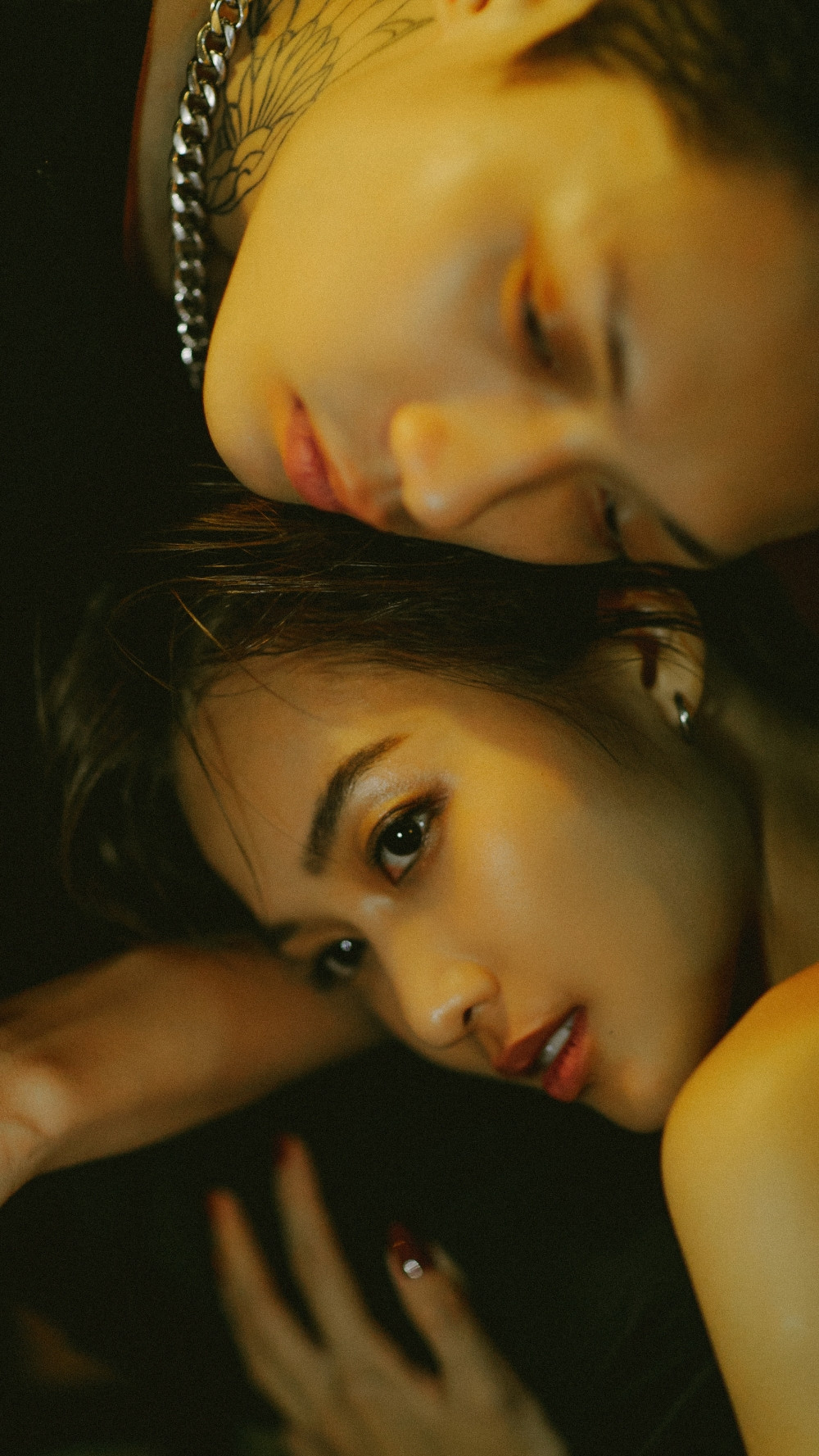 Cắt phăng mái tóc dài, Khả Ngân gây tò mò với tạo hình mới trong MV đậm mùi drama ảnh 3