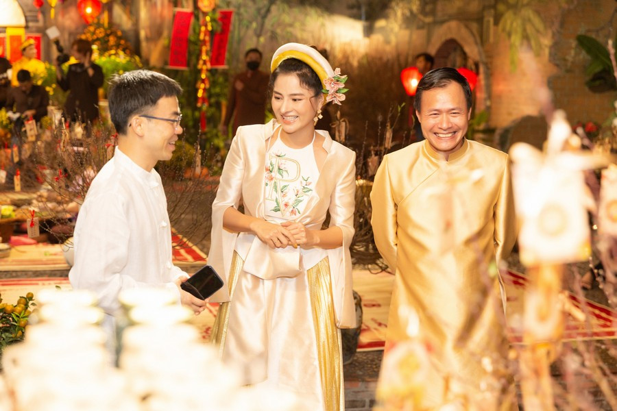 Hoa hậu H'Hen Niê rủ Khánh Vân du Xuân đầu năm, diện áo tứ thân cực lộng lẫy ảnh 1