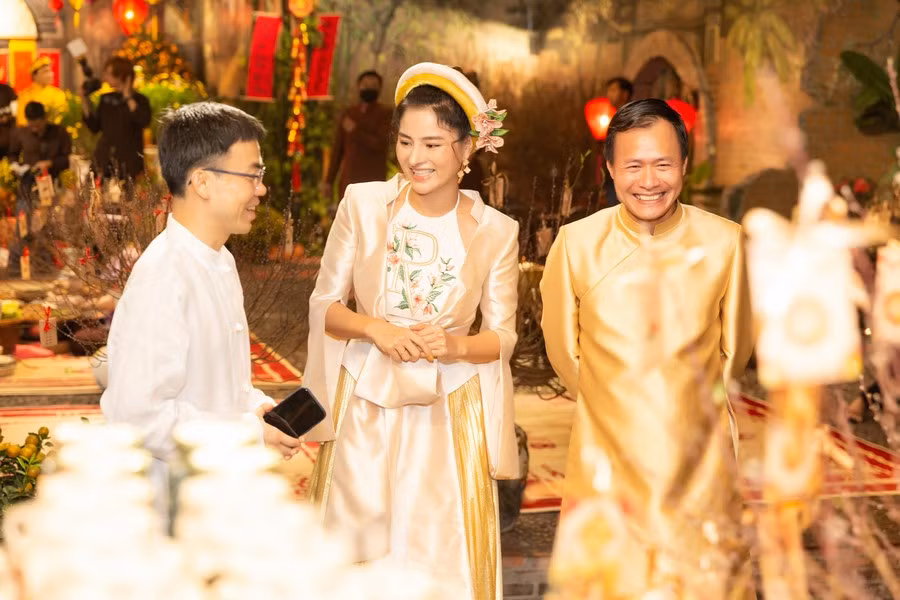 Hoa hậu H'Hen Niê rủ Khánh Vân du Xuân đầu năm, diện áo tứ thân cực lộng lẫy ảnh 1