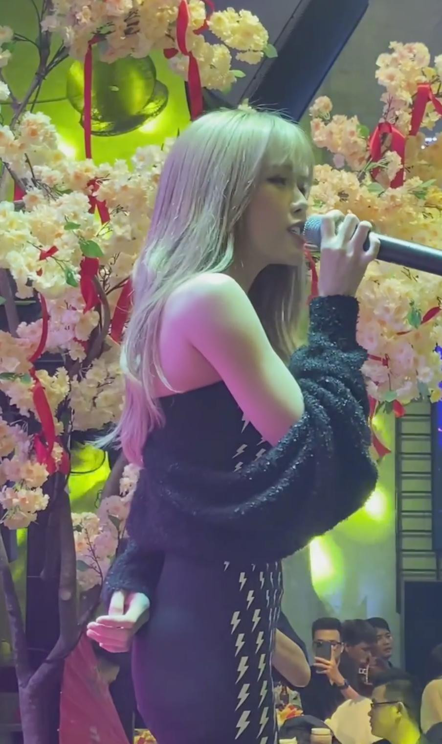 Thiều Bảo Trâm lần đầu xuất hiện sau lùm xùm tình cảm: Vẫn xinh đẹp và thần thái! ảnh 1