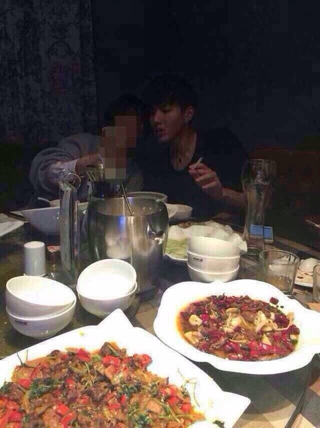 Không chỉ hại sức khỏe, hút thuốc lá còn phá tan hình tượng nhiều sao nam Hoa ngữ ảnh 7