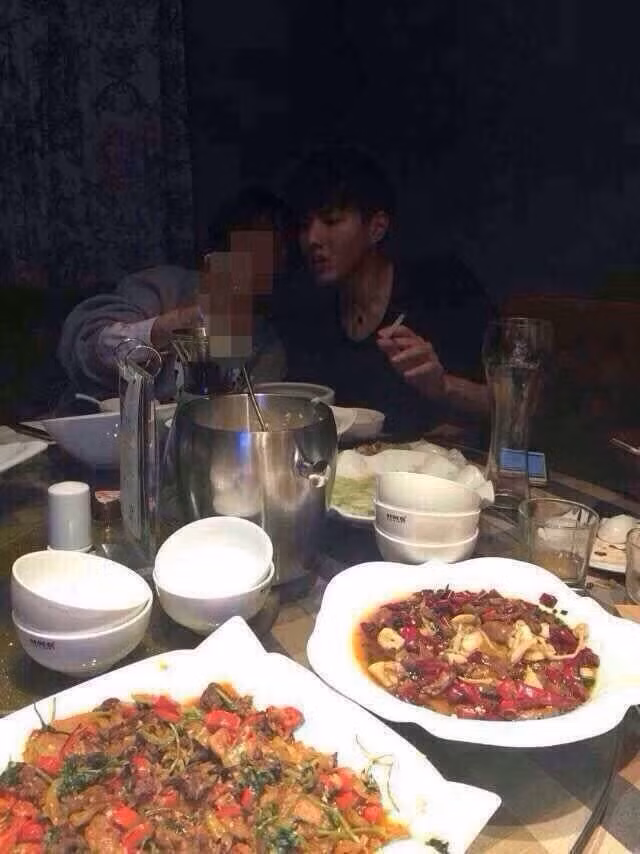 Không chỉ hại sức khỏe, hút thuốc lá còn phá tan hình tượng nhiều sao nam Hoa ngữ ảnh 7