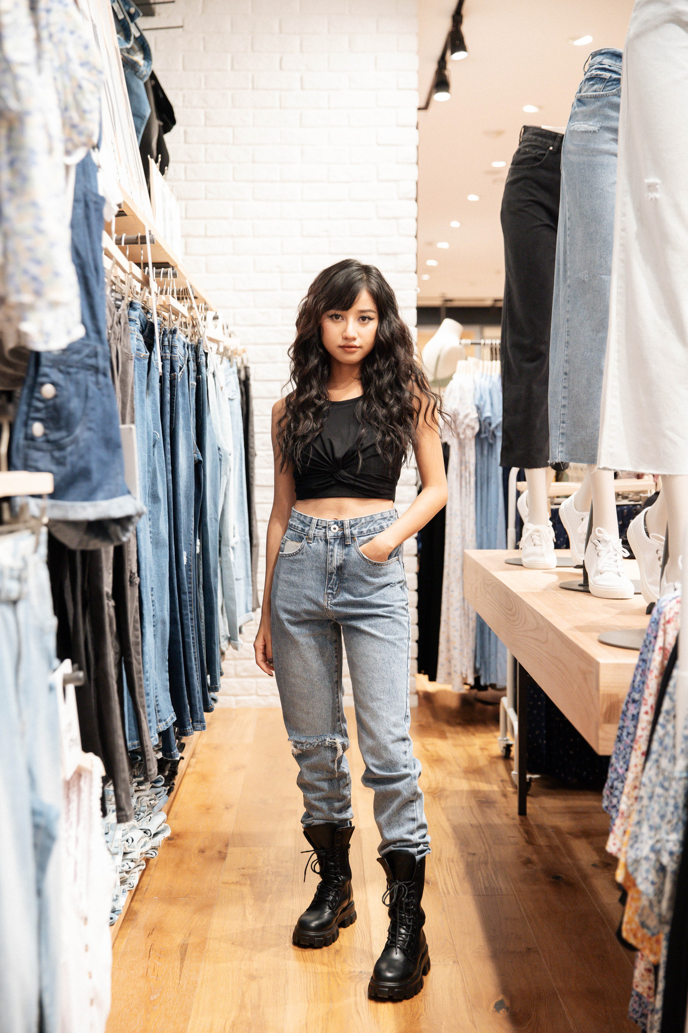 Suni Hạ Linh khuấy động sự kiện thời trang với bản remix “Không sao mà, em đây rồi“ ảnh 7