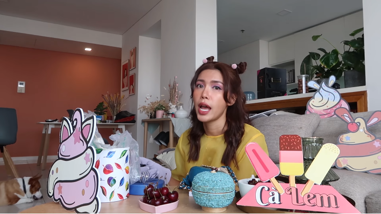Góc “lầy lội“: Minh Tú react MV “Ice Cream” theo phong cách... thầy phong thủy ảnh 1