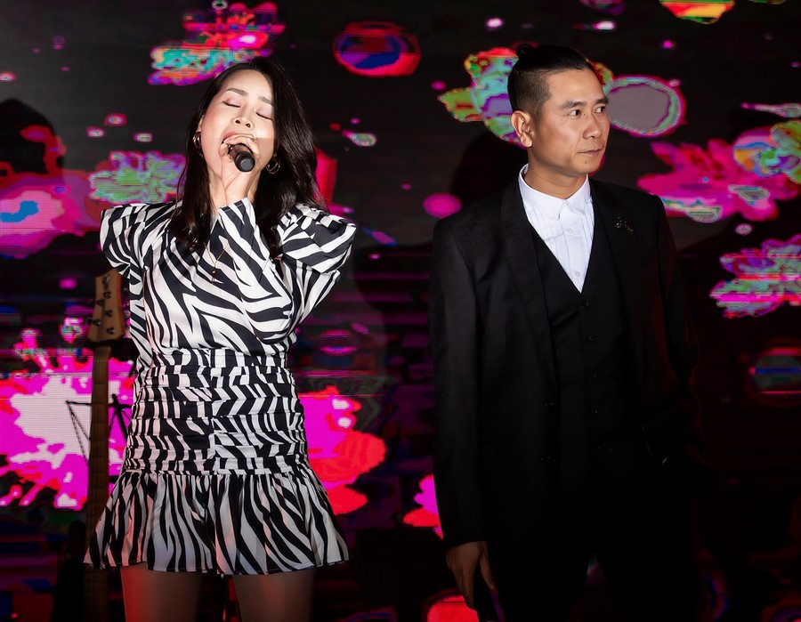 Vợ chồng ca sĩ Tuấn Hưng lần đầu cùng 3 thiên thần nhỏ xuất hiện trên sân khấu ảnh 5