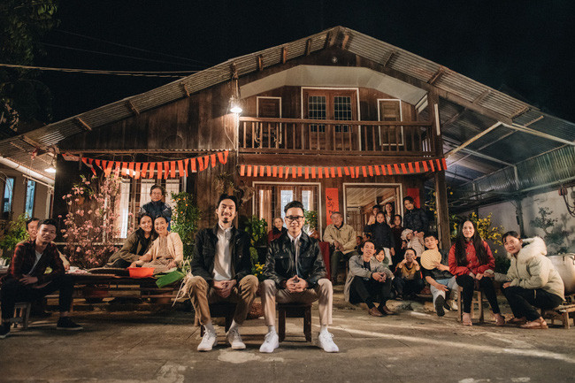Hình ảnh Đen Vâu và JustaTee quây quần bên gia đình trong MV "Đi Về Nhà". Đen Vâu gửi lời nhắn nhủ đến quê nhà khi dịch lại diễn biến phức tạp: “Khoan về nhà” ảnh 3